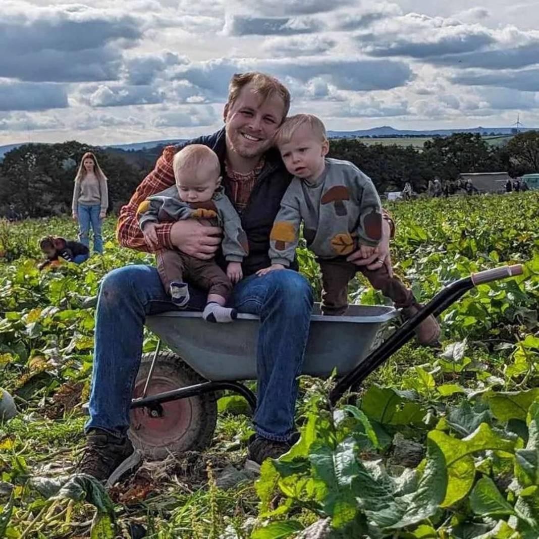 12 yaşında gibi ama 2 çocuk annesi! Yaşını duyanlar inanmakta güçlük çekiyor 9